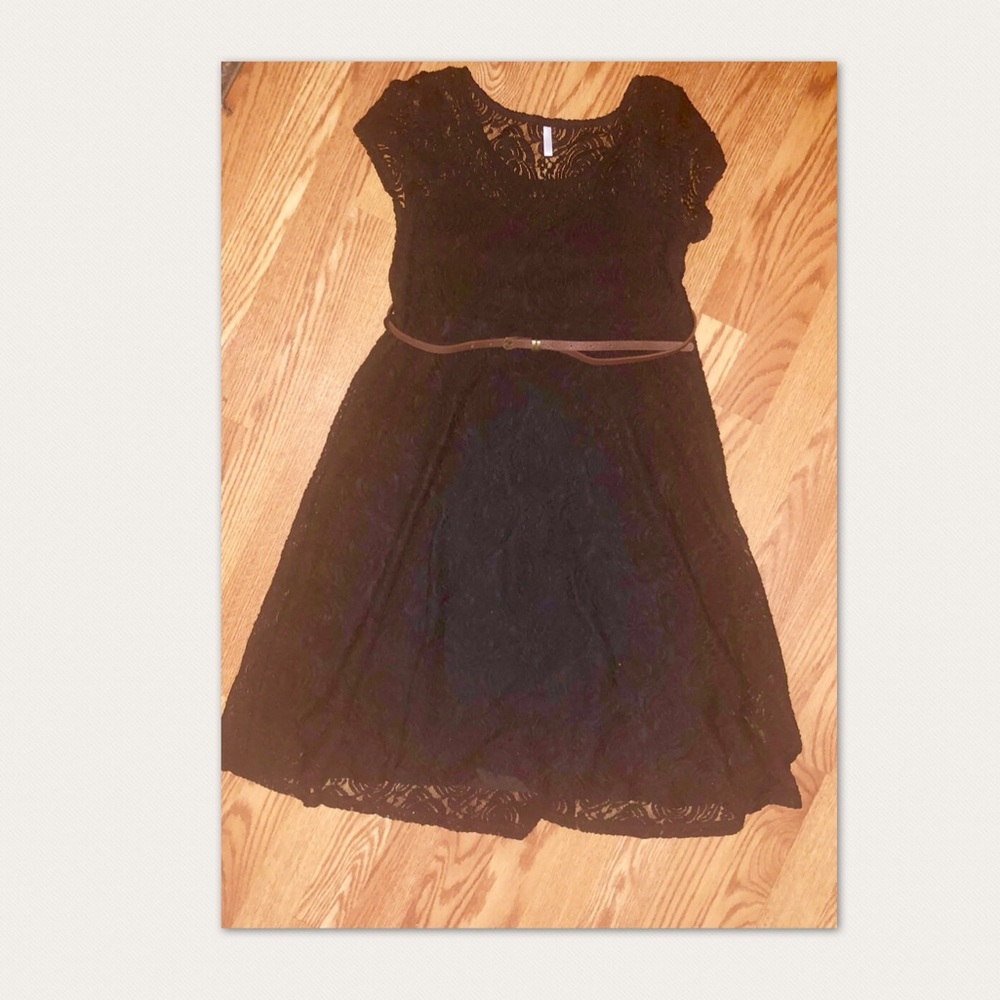 beautiful black lace dress with accent belt 🦋